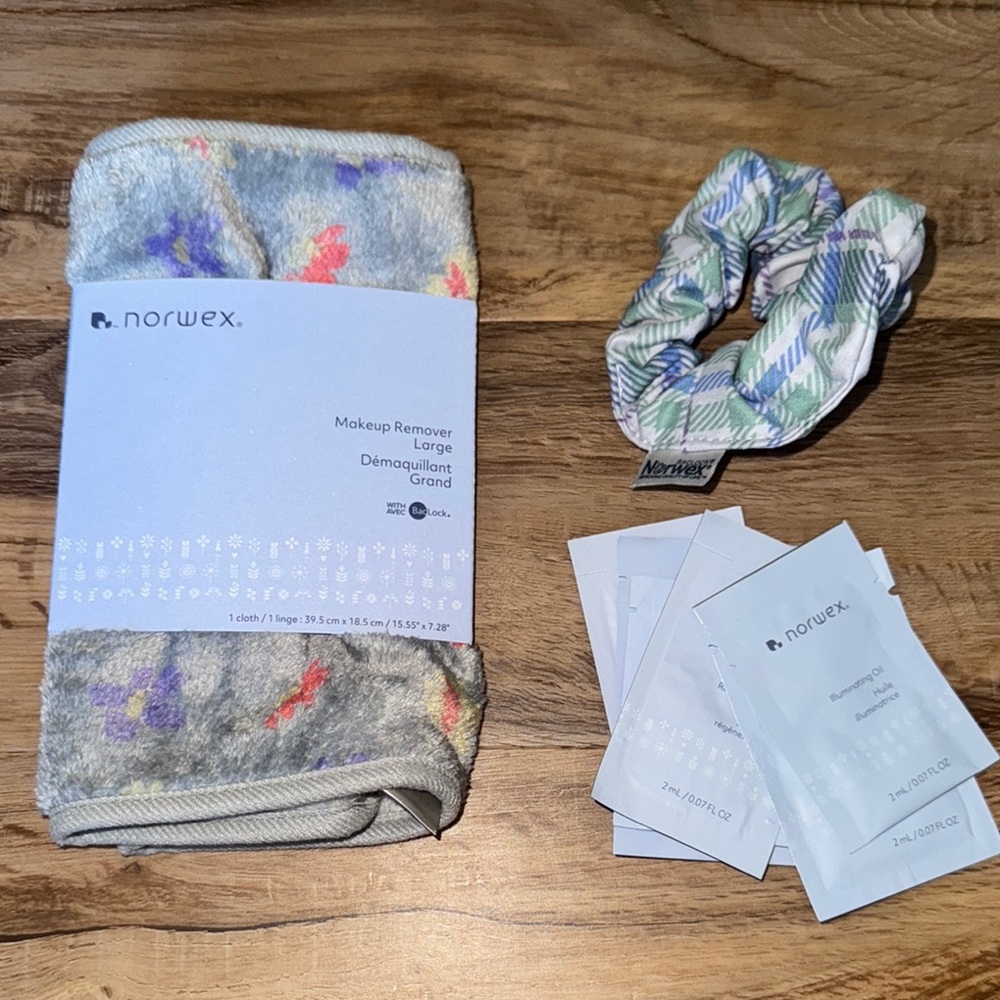 Norwex Large Makeup Remover with Scrunchie & Skin Care Samples